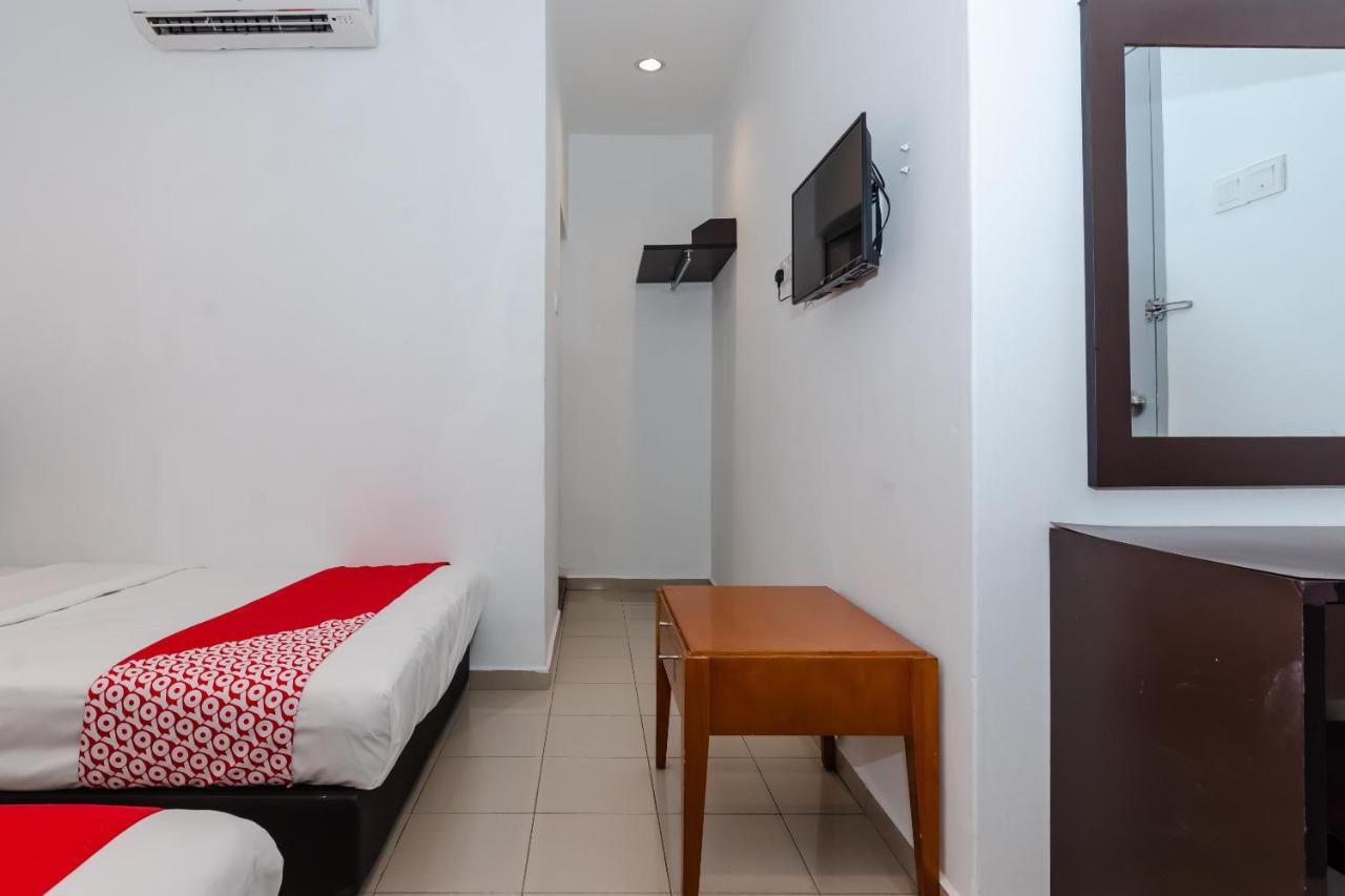 Oyo 1090 Hollitel Hotel Melaka Exterior foto